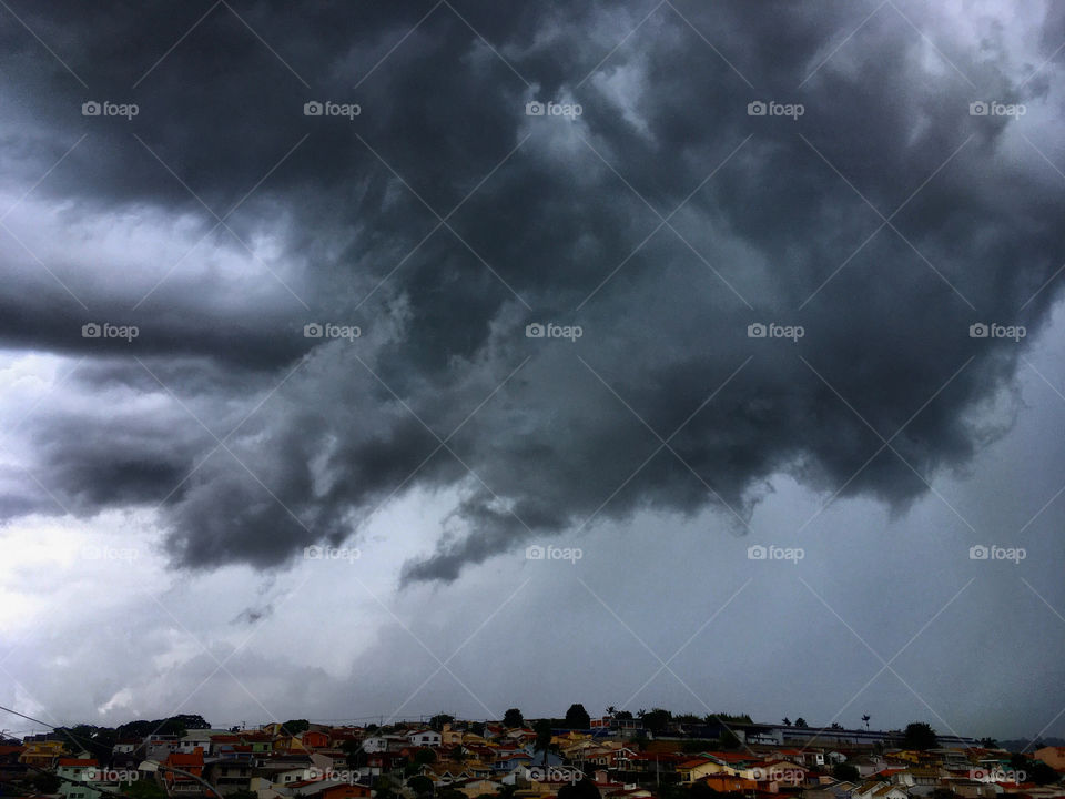 🇺🇸 Thursday noon. And the day turned to night. Come rain, guys!  Where's the beautiful sun we had in the morning?

🇧🇷 Meio-dia de 5a feira. E o dia virou noite. Vem chuva aí, pessoal! Cadê o sol bonito que tínhamos de manhã?