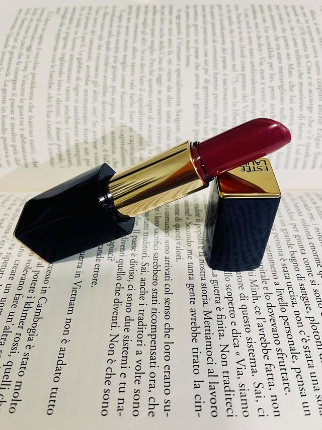 Woman cosmetic 💄