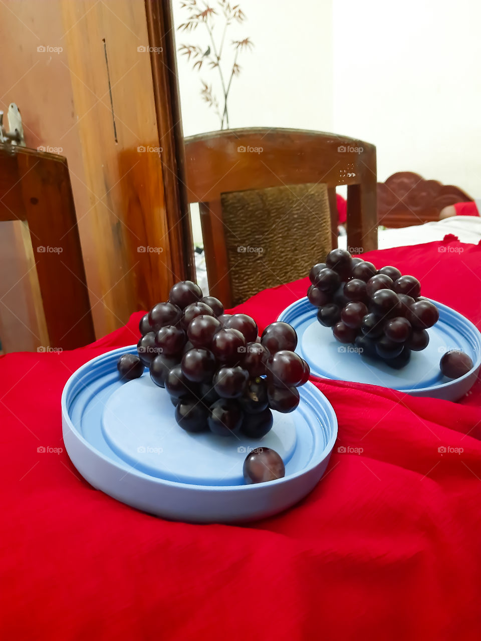 Black grapes  on a blue plate