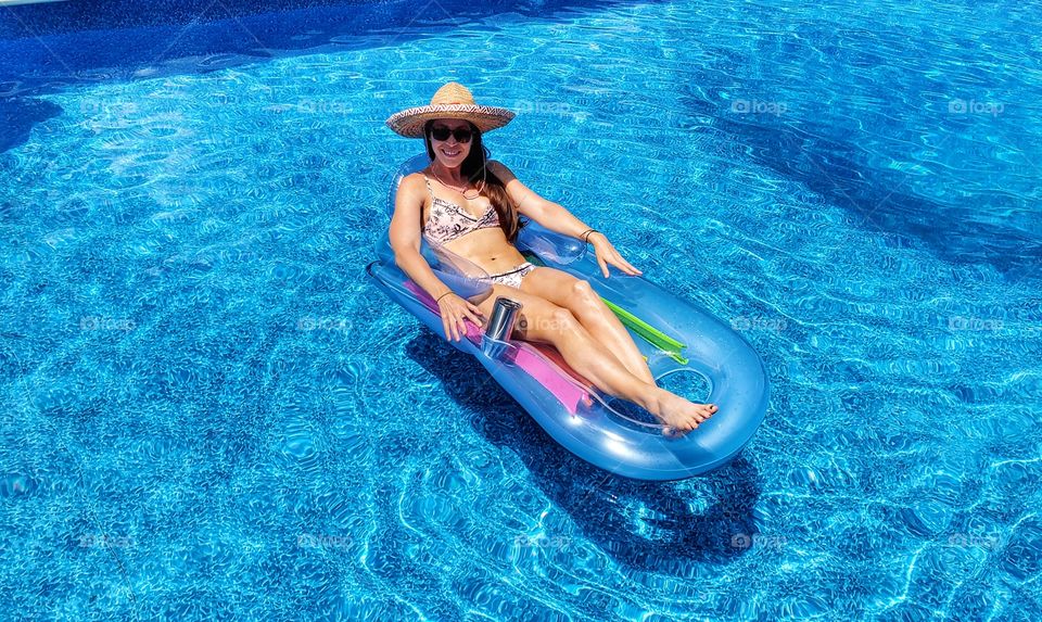 relaxing with sombrero in pool on in bikini