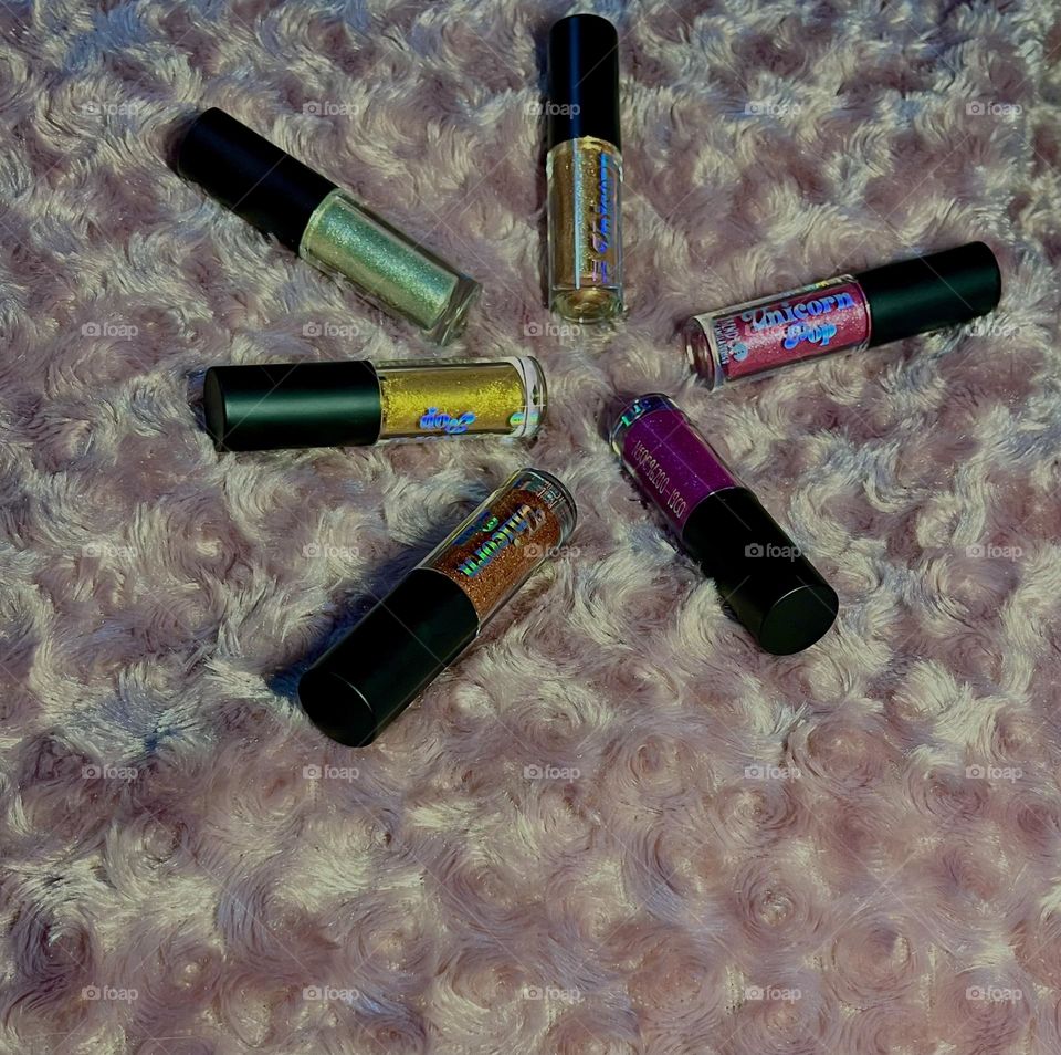 Eyeliners in a circle 