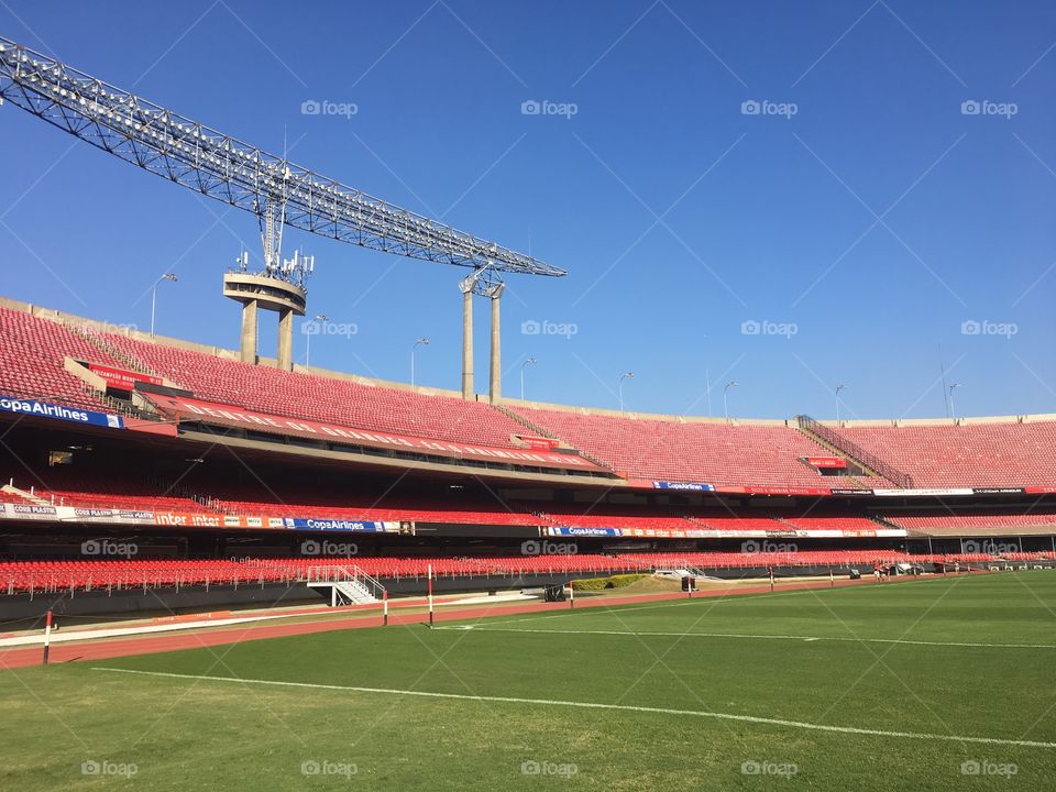 Estádio Cícero Pompeu de Toledo, o “Morumbi”, casa do São Paulo Futebol Clube (vista de dentro do gol da Praça Roberto Gomes Pedrosa). 