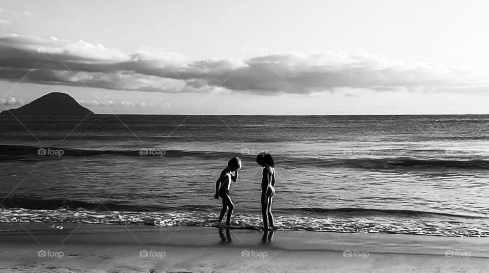 On the beach sand,
Children's laughter is buried,
vacation memories,
Slow winters, full of golden summers,
Moving horizons,
departing wishes
On the beach sand.