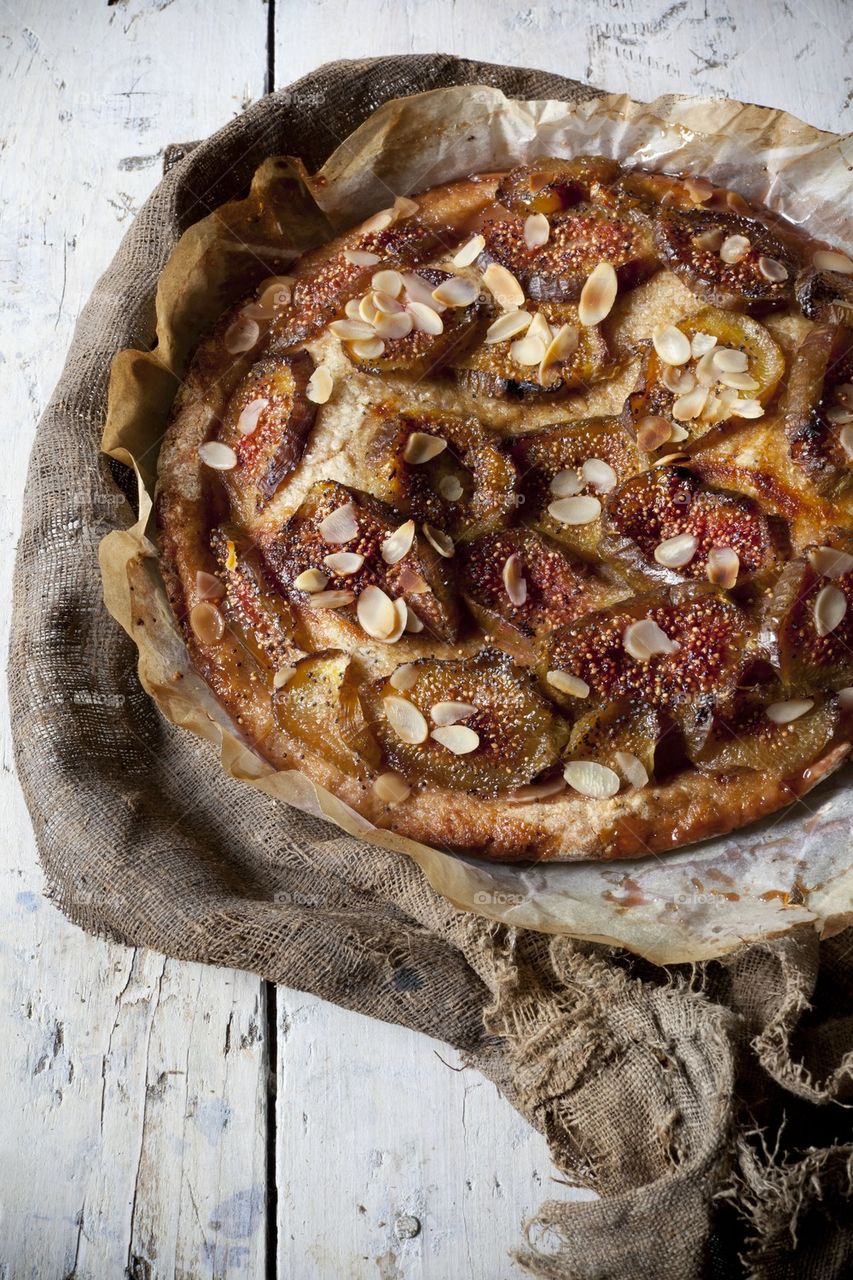 Rustic tart figs and almonds