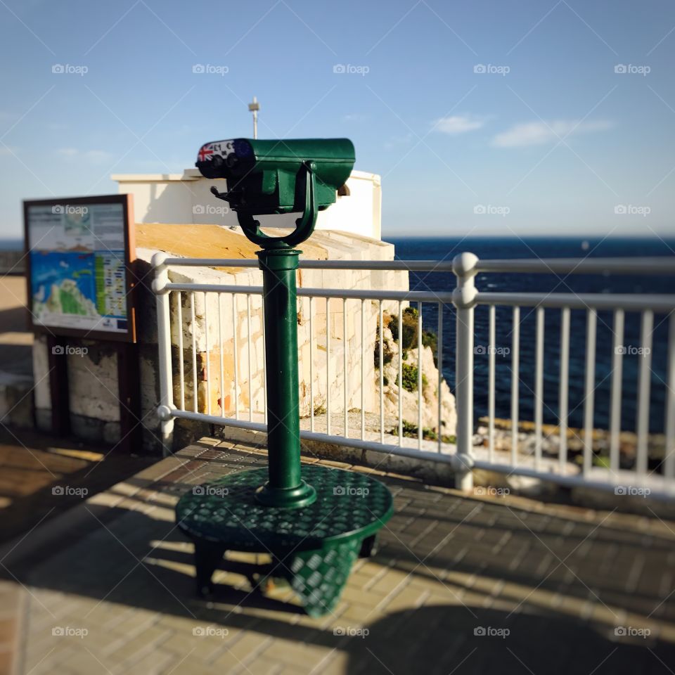 Binoculars-views-travel-sea