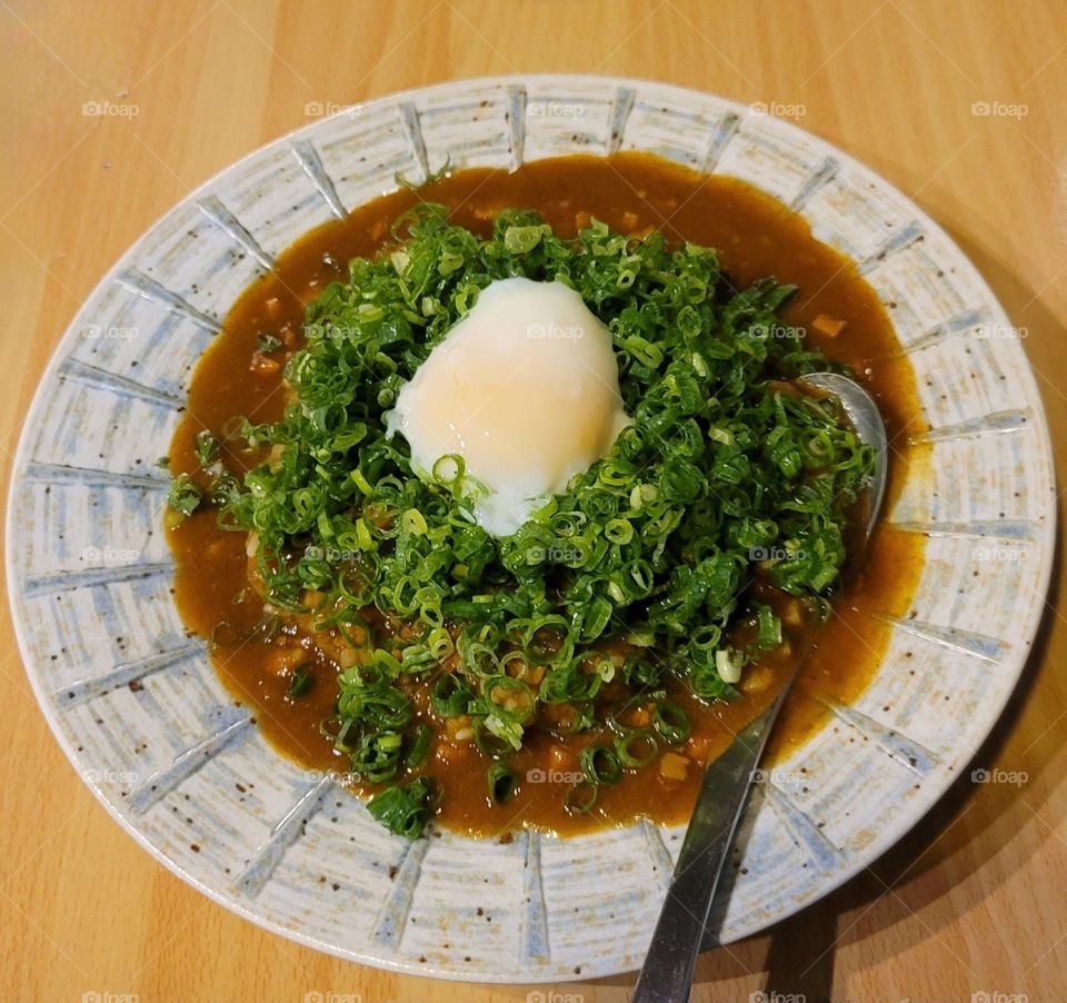 Curry rice with shallots and soft-boiled eggs