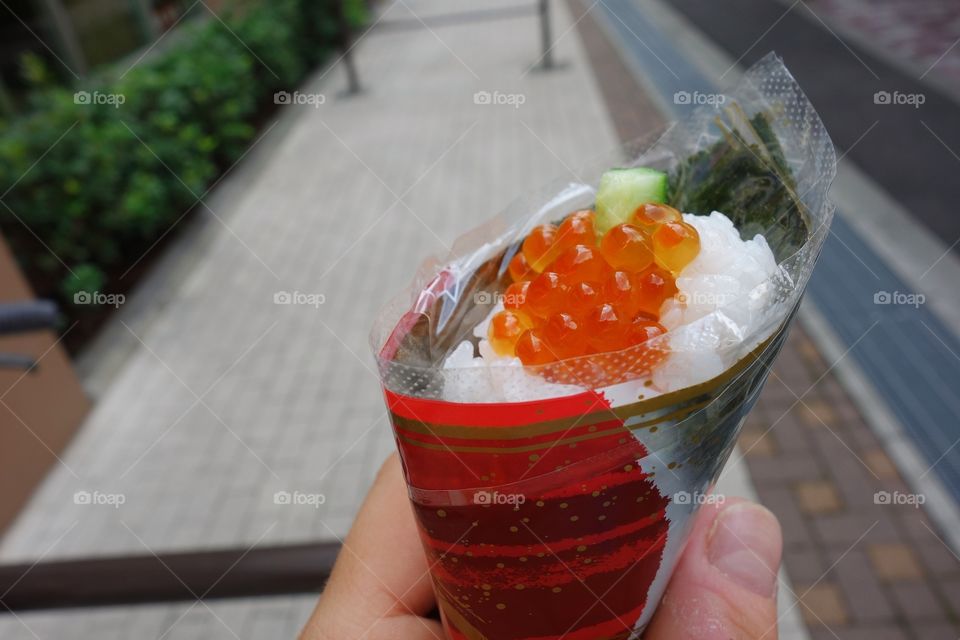 In my country it's something expensive and rare. In Japan it's something typical and cheap. What is it? Temaki with caviar!