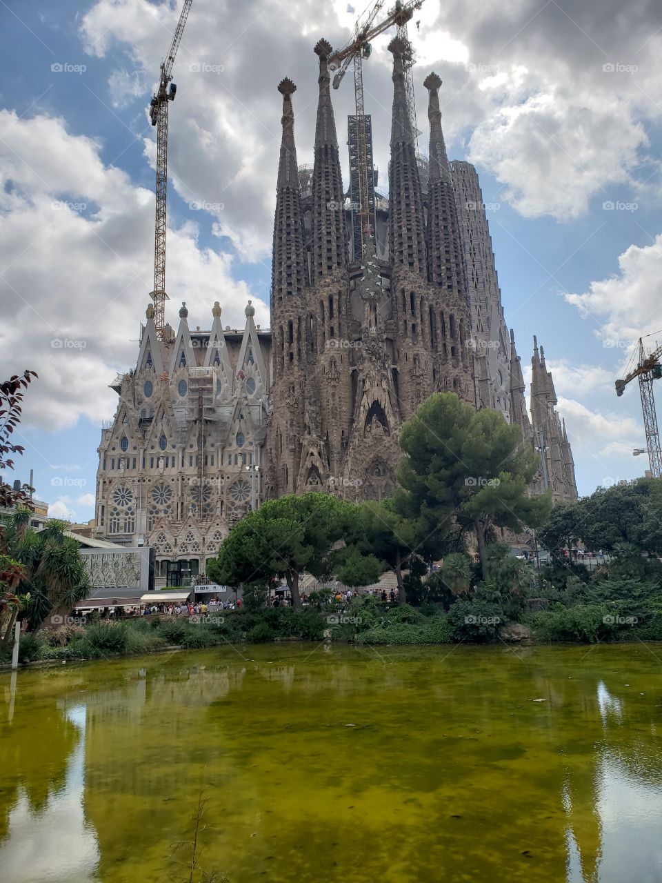 bella tarde de verano contemplando la Basílica de la Sagrada Familia en Barcelona