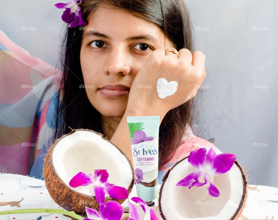 ST Ives hand cream with its key ingredients coconut and orchid.
