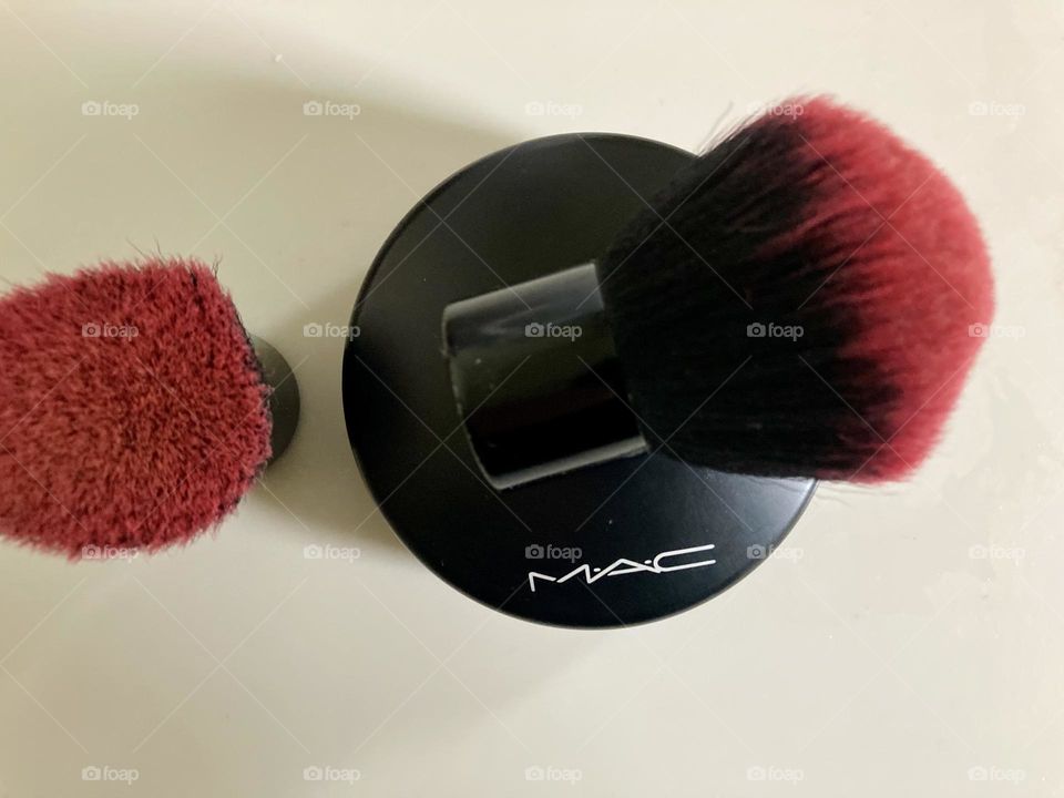 Facial finish and brushes 