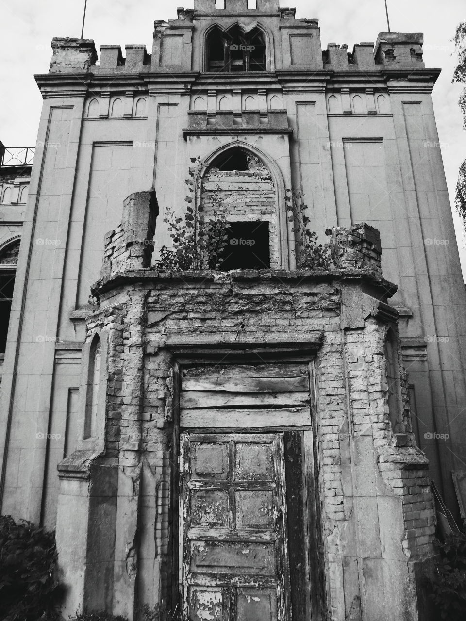 The old gothic palace of the nobleman Goroholsky in the village Chervone. The castle is now a monastery, and part of the palace in an abandoned state