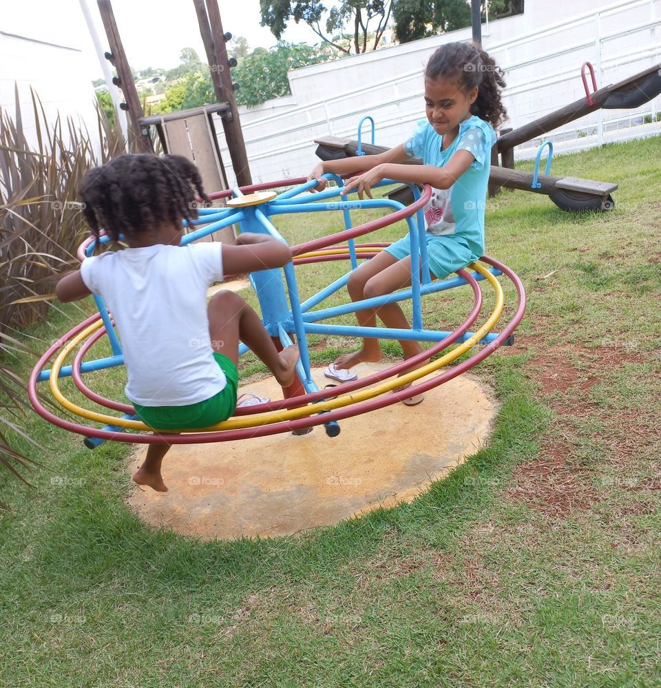 Quando as crianças, fazem birra ou ficam com raiva quando a amiguinha não concorda com a brincadeira. Ou seja, quando alguém te deixa impotente a raiva é uma forma de restabelecer o controle sobre tudo