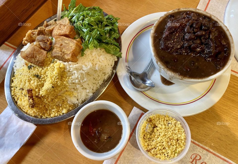 🇺🇸 A typical dish of Brazilian cuisine: feijoada! Black beans, pork, cabbage, crackling and white rice.  Delight!!! / 🇧🇷 Um típico prato da culinária brasileira: feijoada! Feijão preto, carne de porco, couve, torresmo e arroz branco. Delícia!!!