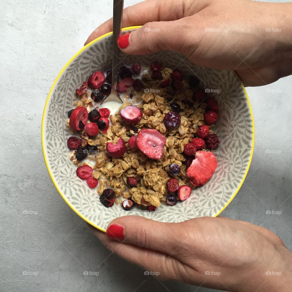 Muesli with berries and oats drink, vegan 