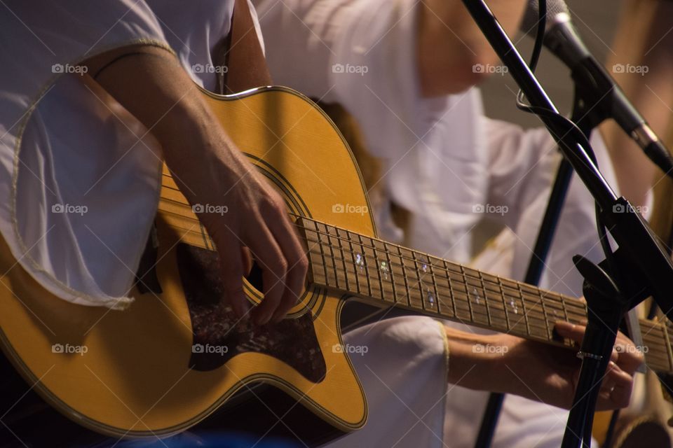 An angel is making music with her guitar