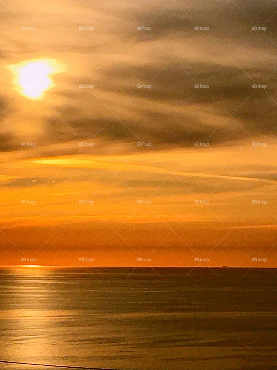 Zoom on the sea and the ship