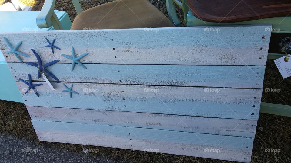 Painted pallet wood flag. Painted in a beach motif with starfish.