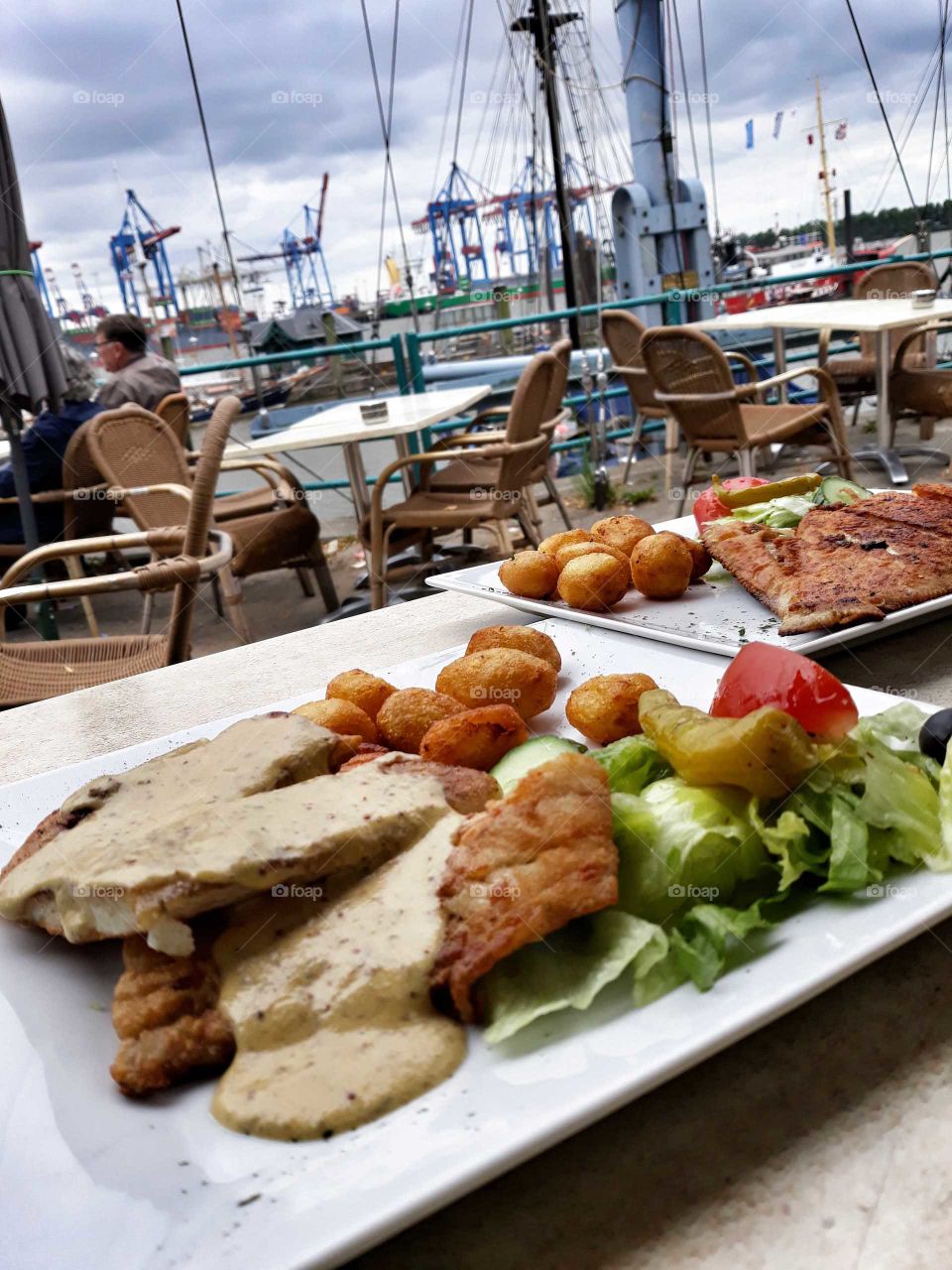Eating fish on the Hamburg Habor , Fisch essen am Hafen Hamburg Panfisch