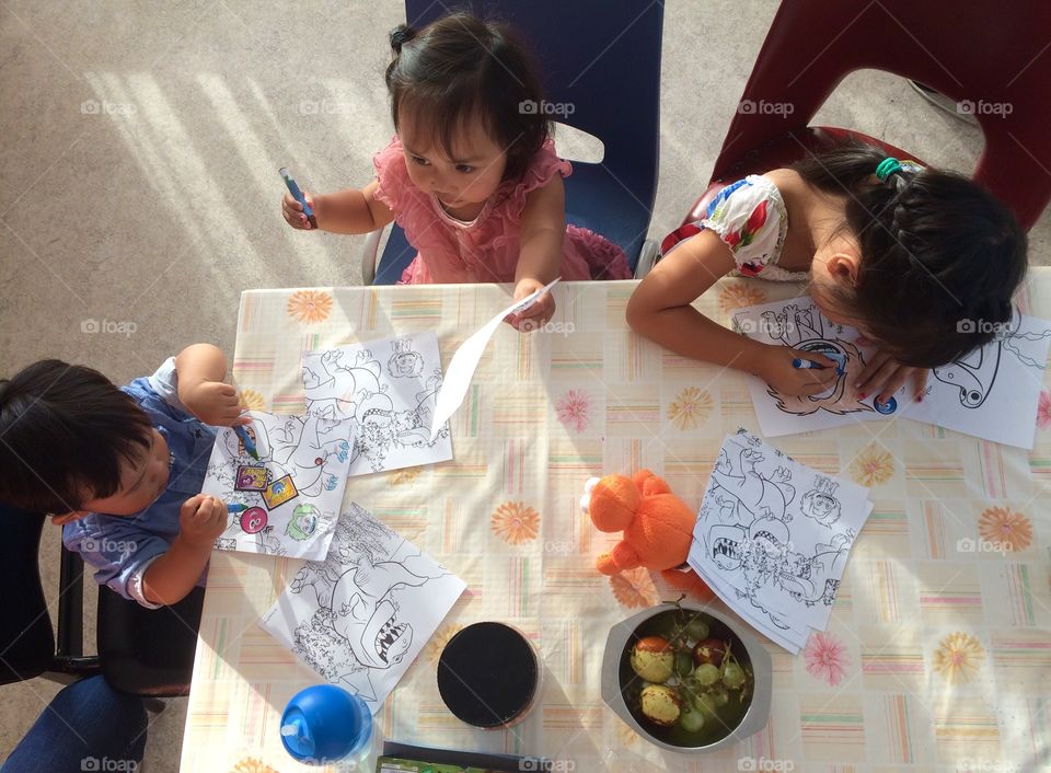 Children coloring together 