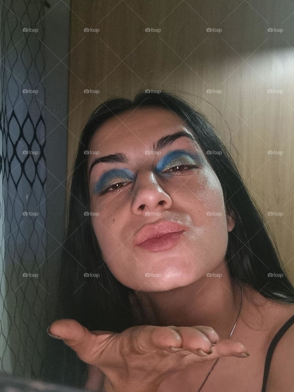 make up my eyes with yellow and strong blue