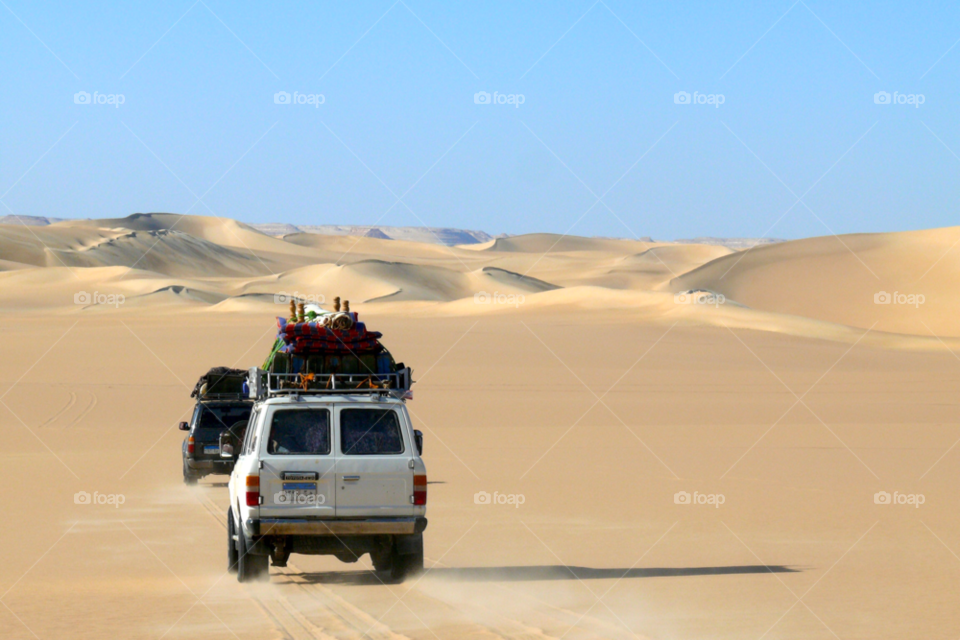 great sand sea. libyan desert. egypt. toyota land cruiser desert safari. by ann