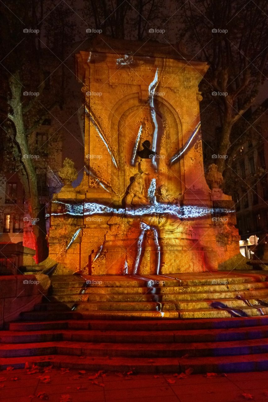 Projection de verre coloré sur un monument lors de la fête des lumières de  Lyon en décembre 2014