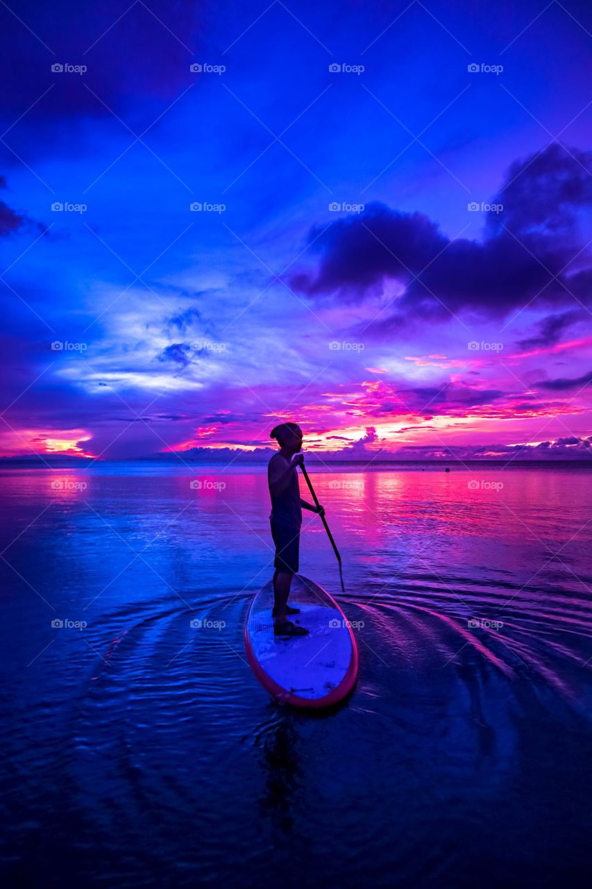 Man paddles across the pacific sea