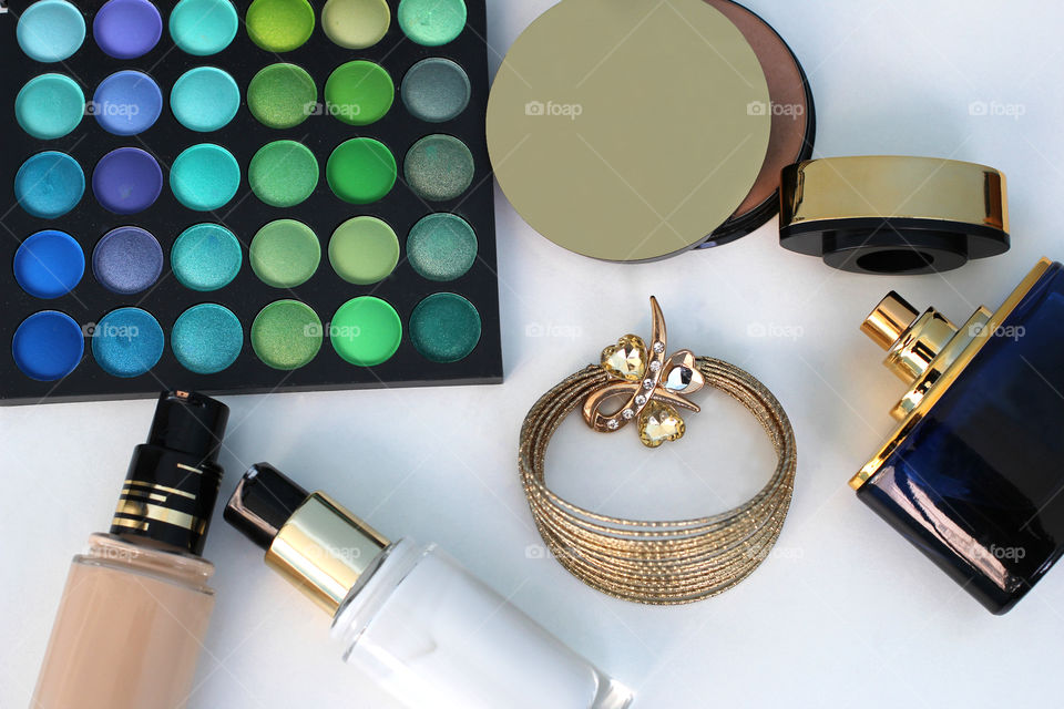 Cosmetics, decorative cosmetics, palette, palette for eyes, makeup, style, strong, beautiful, fashion, lifestyle, female beauty, self-care, beauty salon, foundation, powder, cream, brush, powder brush, blush, perfume , Women's perfume, bracelet, gold bracelet, decoration, fashionable detail, still life