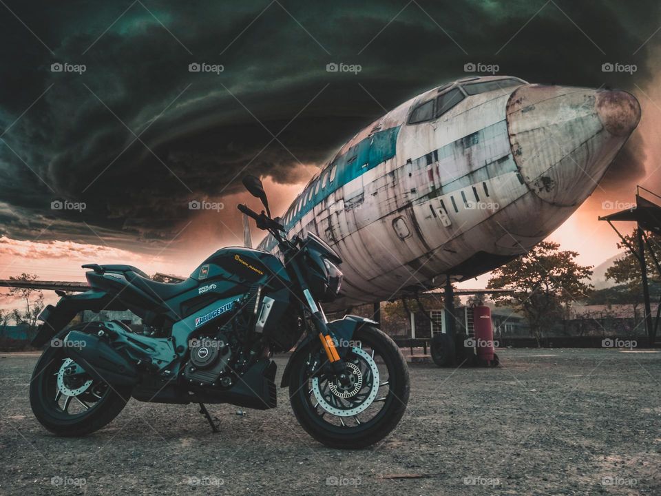 moto e avião antigo