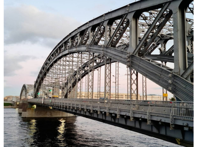 Мост над озером в Санкт-Петербурге