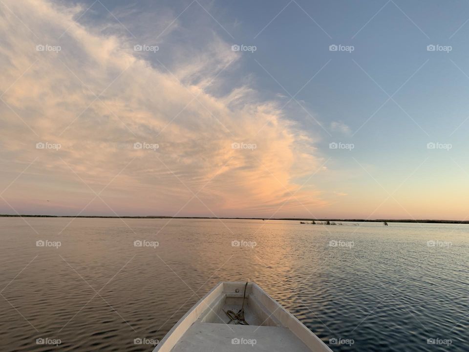 Пейзаж красивого заката на тихом озере 