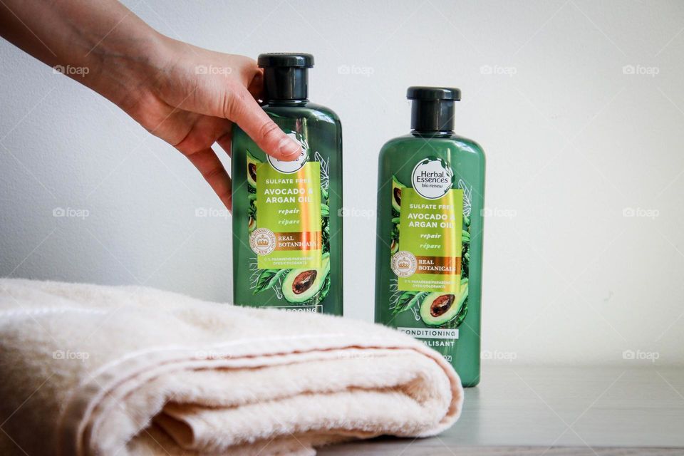 Using Herbal Essences Hair solutions: shampoo and conditioner