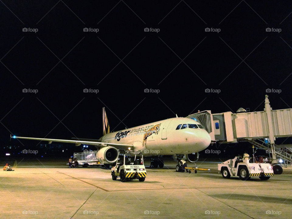 night airport airbus 320 by p51