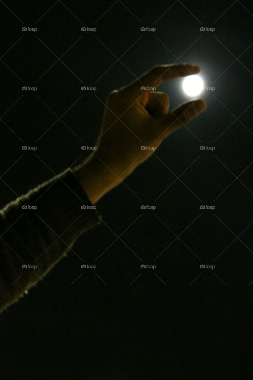 the hand moon 🌚