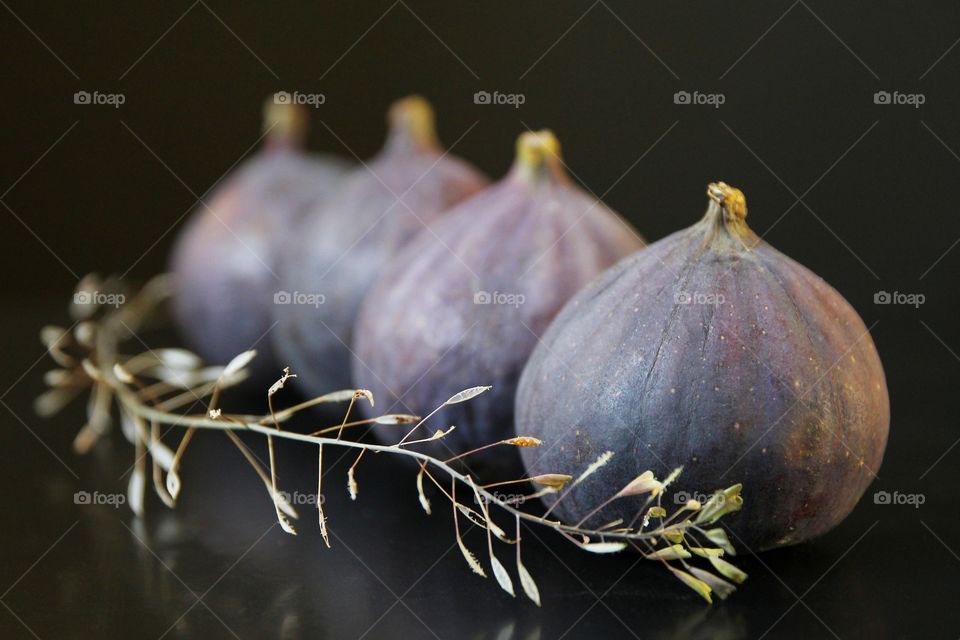 The composition with figs