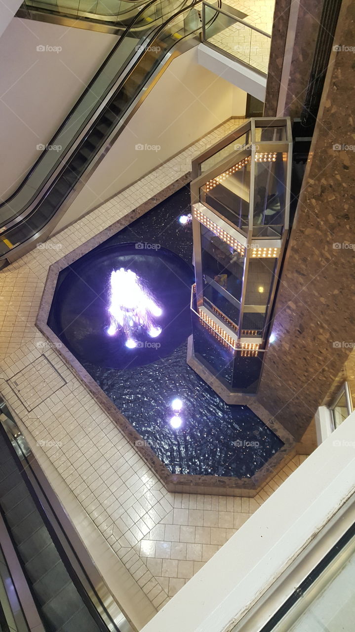 Fontana dentro centro commerciale Stamford