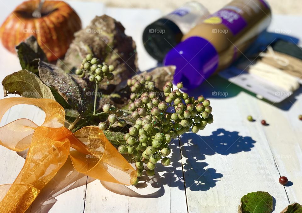 Gorgeous Table Centerpiece Using Fig Leaves 