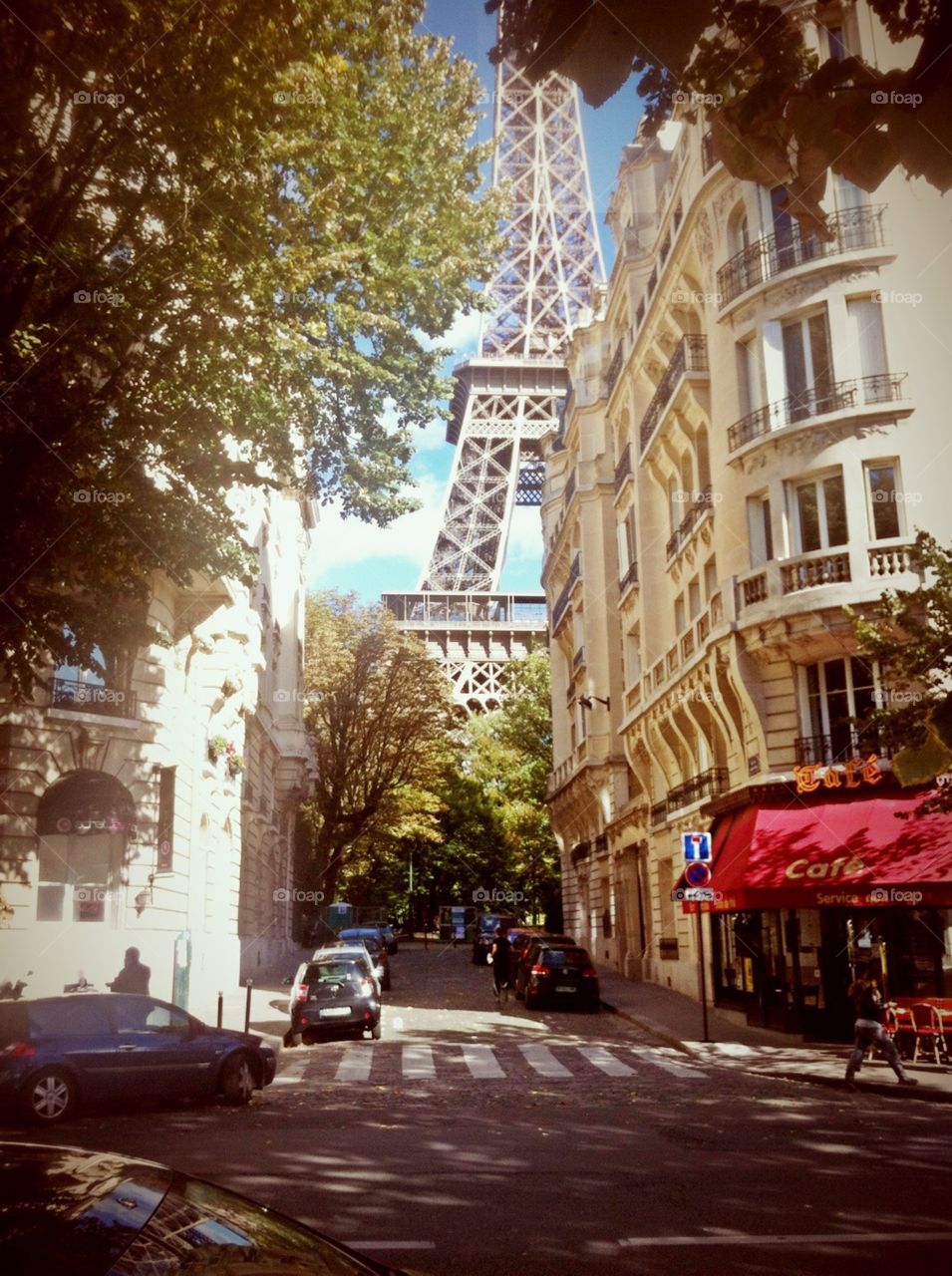 Photo d'immeuble parisien avec vu sur la Tour Eiffel. http://jkvdtsar.tumblr.com/ (https://www.instagram.com/p/9tjndAIDwf/?taken-by=jkvdtsar)