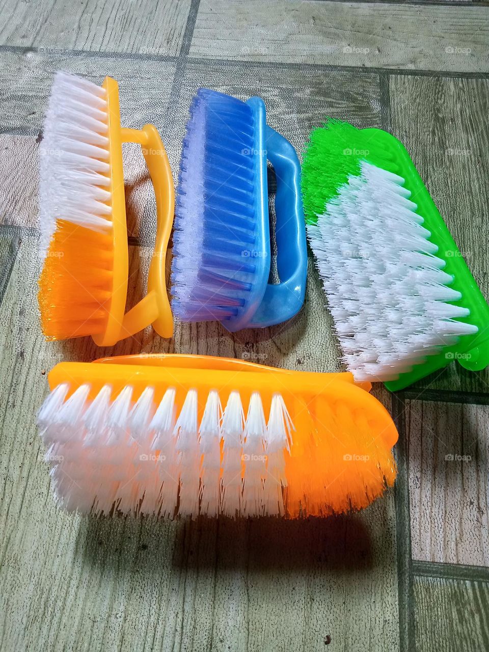 PLASTIC LAUNDRY COLORED BRUSH,, TO HELP IN REMOVING HARD TO GET STAINED ON CLOTHES,,