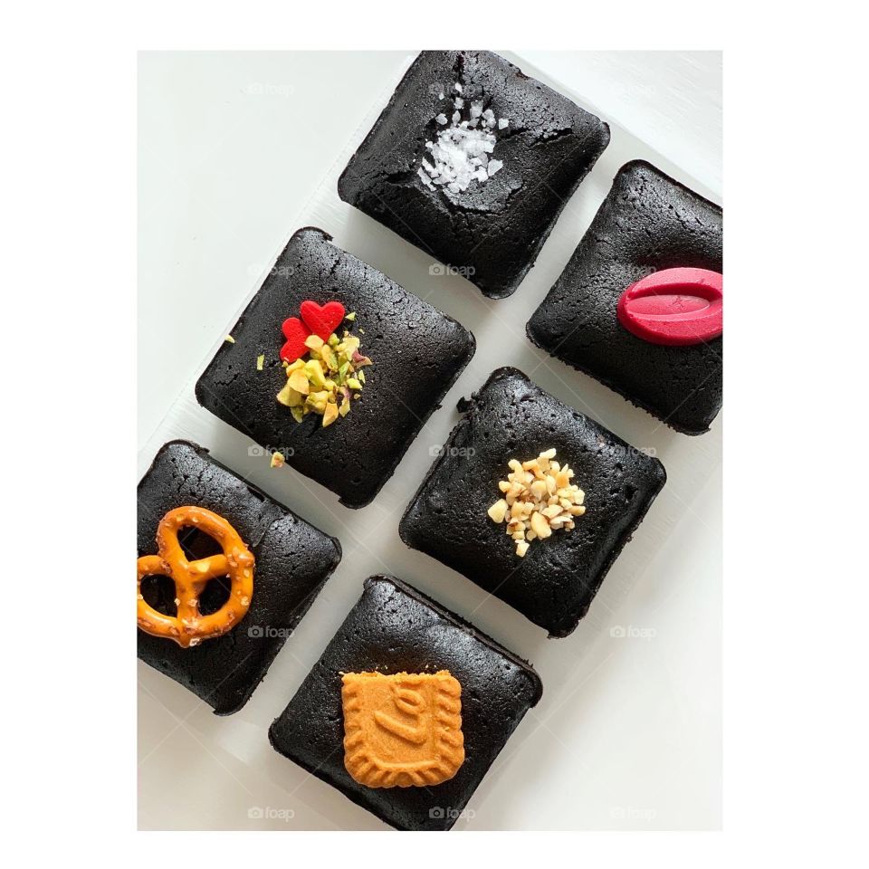 6 pieces blackout brownies in different flavours 