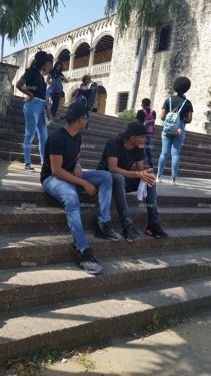 tuiristiando con los amigos en la zona colonial de la republica dominicana un dia divertido!! se nota en la expresión..