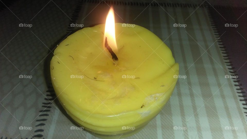 flaming yellow kandle.