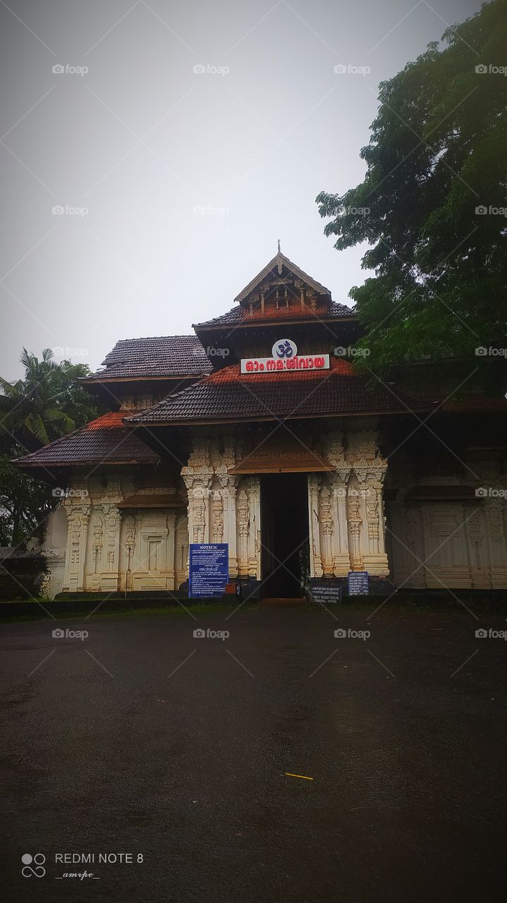 The world renowned Sri Vadakkunathan temple. The place you to witness the infamous THRISSUR POORAM!