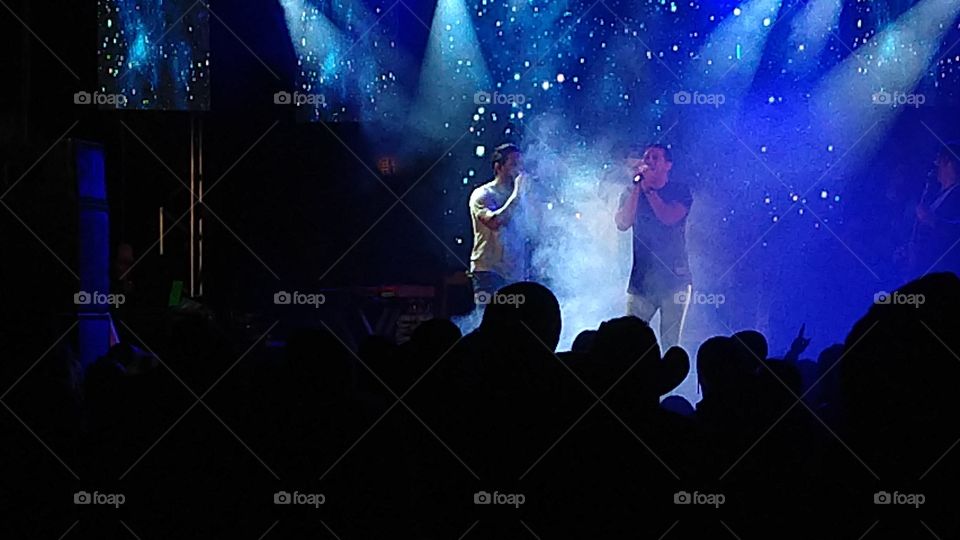 Show, luzes, cores, palco, público, iluminação, decoração, música.