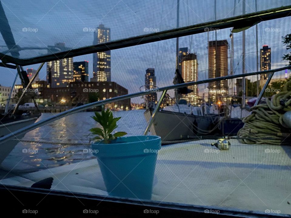 The view from aboard „Salvation“ is truly stunning especially at twilight time just before nightfall. New York City‘s towers near and far are brightly lit already and the silvery sheen across the waters abounds. 2023. Hypnotic Productions