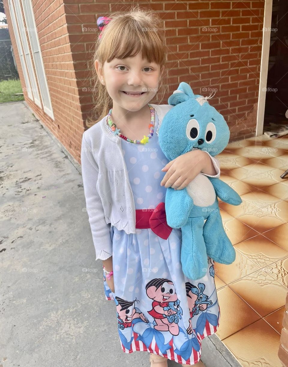 🇺🇸 My daughter Maria Estela and her stuffed bunny Samson!  She loves “Turma da Mônica…” / 🇧🇷Minha filha Maria Estela e seu coelhinho de pelúcia Sansão! Ela ama a “Turma da Mônica…”