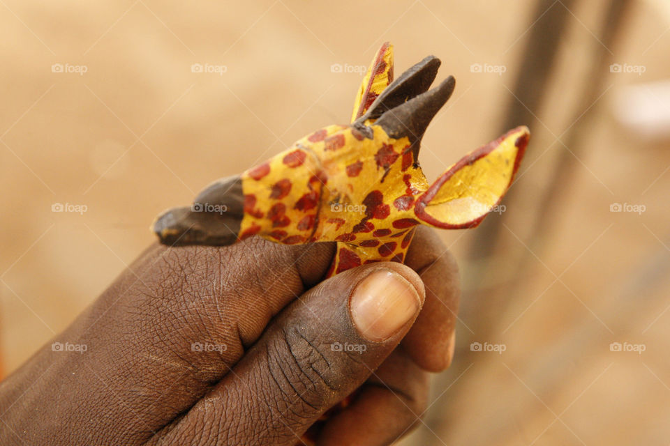 The ebony wood, which is imported from southern Sudan, is considered to be the best wood in the ceramics industry, which has benefited the people of South Sudan and the market of ceramics and handicrafts from the popular markets of tourists in Sudan