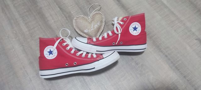 feet , shoes, sneakers, Converse , running , laces , soles ., red ans white