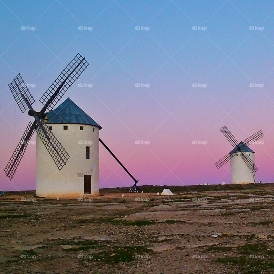 Tierra de gigantes. Windmills, Campo de Criptana, La Mancha, Spain