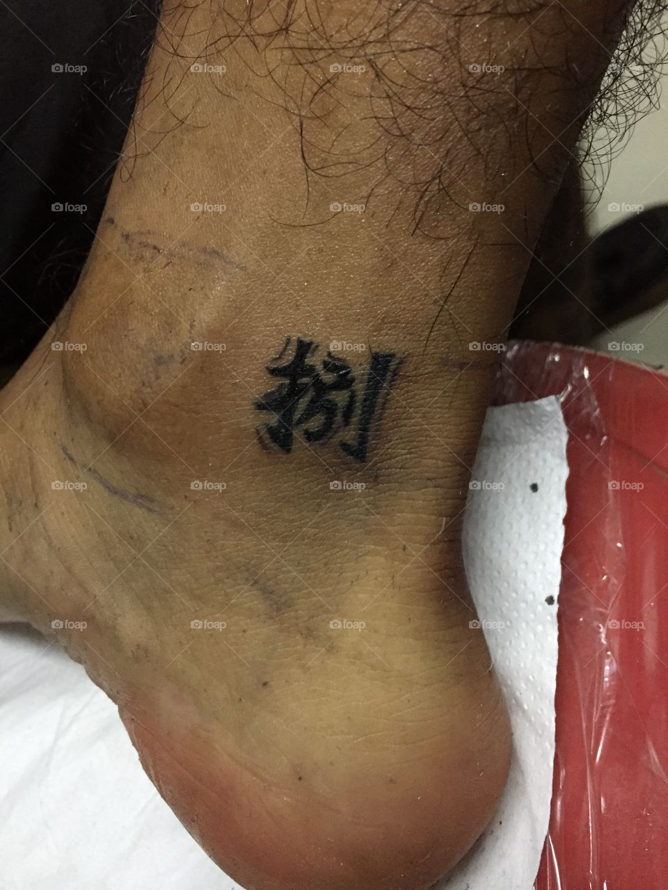 Tatuaje dolor diseño letra china 